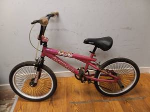 lot 109 image: GIRLS NEXT PRETTY IN PINK BMX BIKE