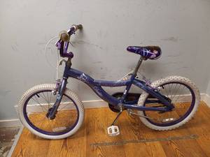 lot 111 image: SCHWINN MIST GIRLS BIKE