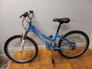 lot 112 image: PACIFIC TIDE GIRLS MOUNTAIN BIKE