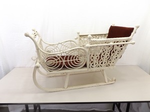 lot 8 image: Antique Wicker Childs Sleigh