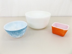 lot 17 image: Lot of Vintage 3 Piece Primary Color Pyrex Bowls 