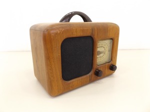 lot 29 image: Antique WORKING Wood Radio