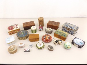lot 41 image: Large Lot of Wood, Metal, Porcelain, and Stone Trinket Boxes
