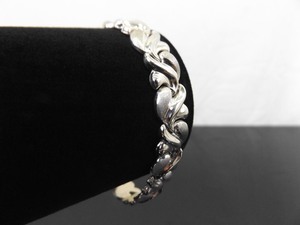 lot 53 image: 14k White Gold Brushed Leaf 7.5 Bracelet