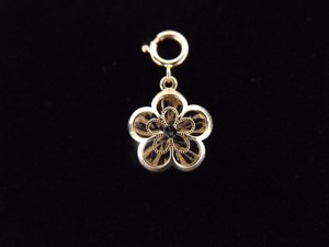 lot 60 image: 14k Yellow Gold Clover Charm