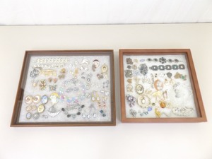 lot 78 image: Lot of Loose Vintage Costume Jewelry in Glass Display Cases