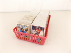 lot 90 image: Several Hundred Vintage 1970s and 80s Football and Hockey Cards