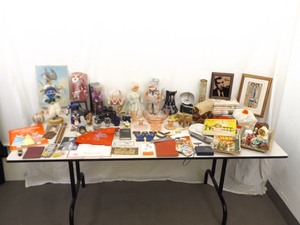 lot 100 image: Large Lot of Misc Collectibles