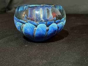 lot 13 image: Robert Eichholt Signed Diochric Art Glass Bowl