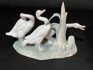 lot 3 image: LLadro Retired Geese Group #549