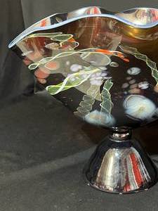 lot 2 image: Vintage Tony Evans Glass Art Vase