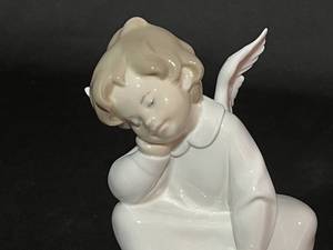 lot 4 image: Lladro Angel Dreaming #4961