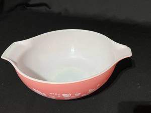 lot 52 image: Pyrex Gooseberry 4 Qt Mixing Bowl
