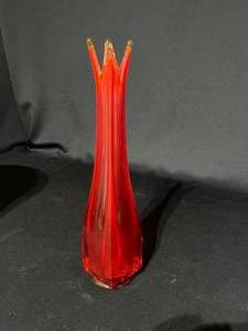 lot 32 image: L.E. Smith Square Bottom Swung Stretch Vase