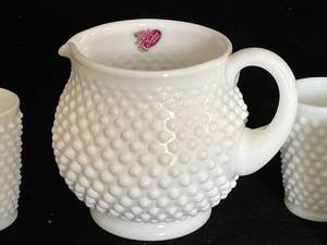 lot 7 image: Fenton White Hobnail Pitcher & 6 Glasses