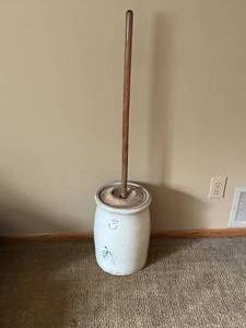lot 31 image: Vintage #3 Red Wing Butter Churn