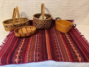 lot 45 image: Colorful TableclothRunner and 4 Baskets