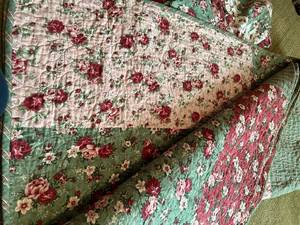 lot 110 image: Floral Quilt and Pillow Shams