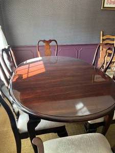 lot 1 image: Kincaid Furniture Co. Cherry Dining Table and 6 chairs