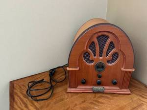 lot 5 image: Thomas Collectors Edition Radio