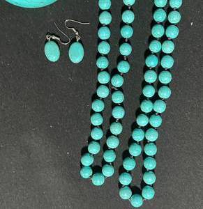 lot 119 image: Turquoise Beaded Necklace, Earrings and Bracelet