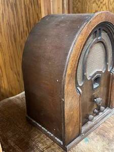 lot 161 image: Antique Philco Radio