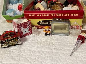 lot 178 image: Lot of Vintage and Glass Christmas Ornaments