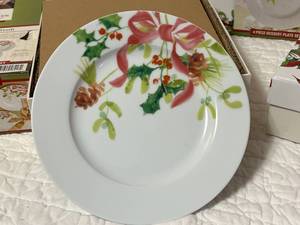 lot 188 image: 3 Boxes of NEW Paula Deen Christmas Wreath Dessert Plates