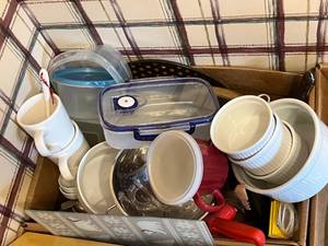 lot 199 image: Large Lot of Kitchen Items