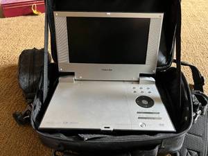 lot 205 image: 2 -iPod Shuffle & Earphones, Toshiba Portable DVD Player