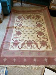 lot 210 image: Mauve & Pink Rug