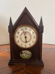lot 24 image: Vintage GE General Electric Wooden Cathedral Mantel Clock