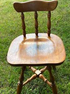 lot 12 image: Swivel wood chair