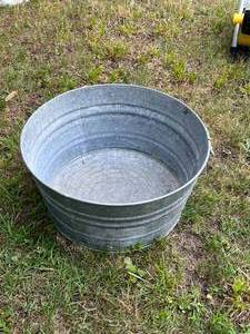 lot 143 image: Vintage Metal Wash Basin