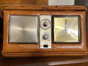 lot 131 image: Vintage Seth Thomas Mantle Clock and Traveling Clock