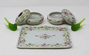 lot 31 image: Vintage dresser set with 2 containers with lids, tray, 2 birds