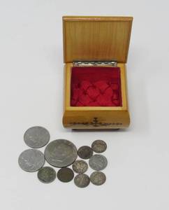 lot 154 image: Trinket box and coins
