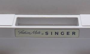 lot 184 image: Singer sewing machine