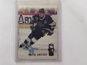 lot 32 image: Wayne Gretzky 93-94 Fleer Scoring King 2 of 6