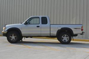 lot 4 image: 2001 Toyota Tacoma 4WD