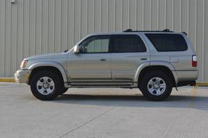 lot 3 image: 2002 Toyota 4Runner Limited