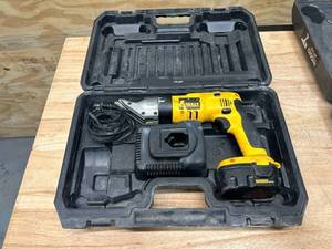 lot 85 image: DEWALT DW941 Cordless 18 GA. Swivel Head Shear with Battery, Charger and Case