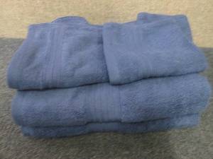 2 Navy Bath Towels, 4 Wash Cloths...