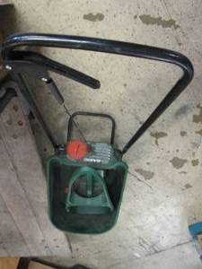 1 push spreader and 1 hand spreader...