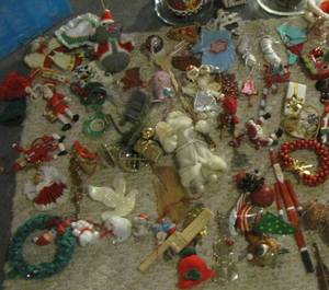lot 26 image: Christmas decor...