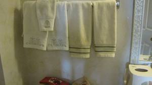 lot 109 image: All the contents of the bathroom on...