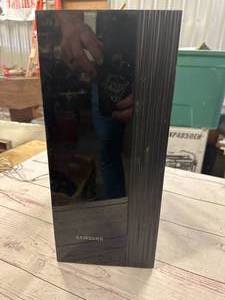 lot 11 image: Samsung Speaker 14 Inch