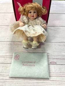 lot 47 image: Vintage Marie Osmond Doll with COA