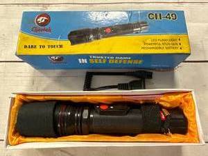 lot 84 image: New Cheetah Stun Gun & Flashlight