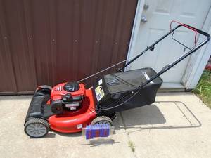 lot 101 image: Troy Bilt self propelled lawn mower with bag. Like new. Tested & works. As shown. THIS ITEM HAS A RESERVE.